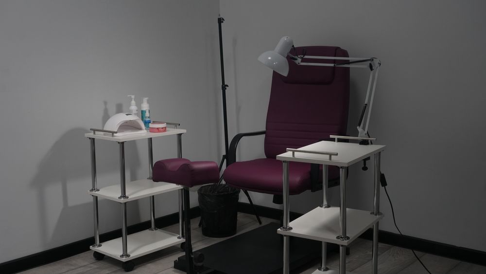 Продам за 150.000 кресло педикюрное, также кресла для маникюра 4 шт