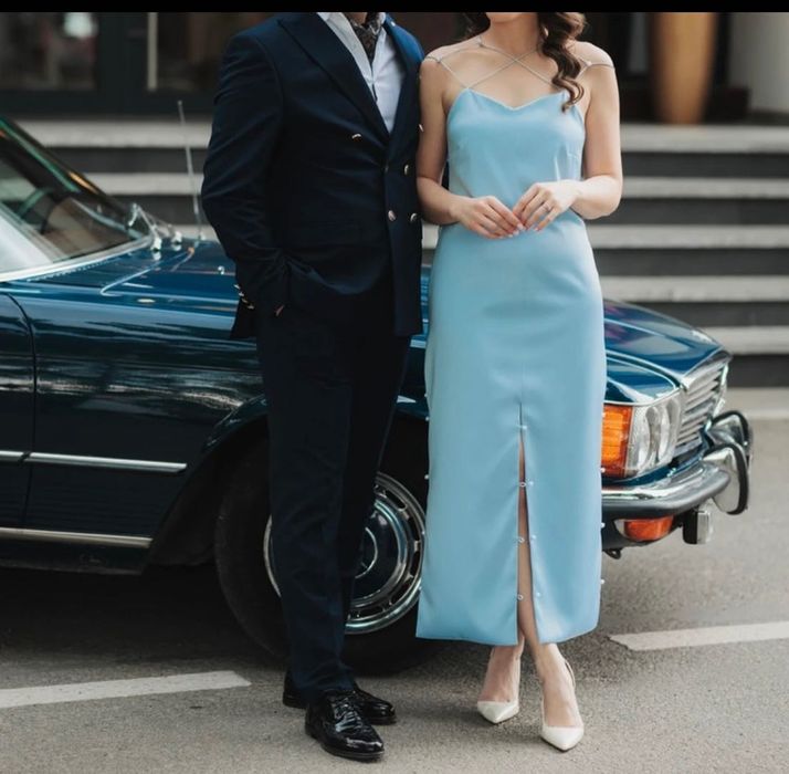 Rochie midi baby blue cu detalii din perle
