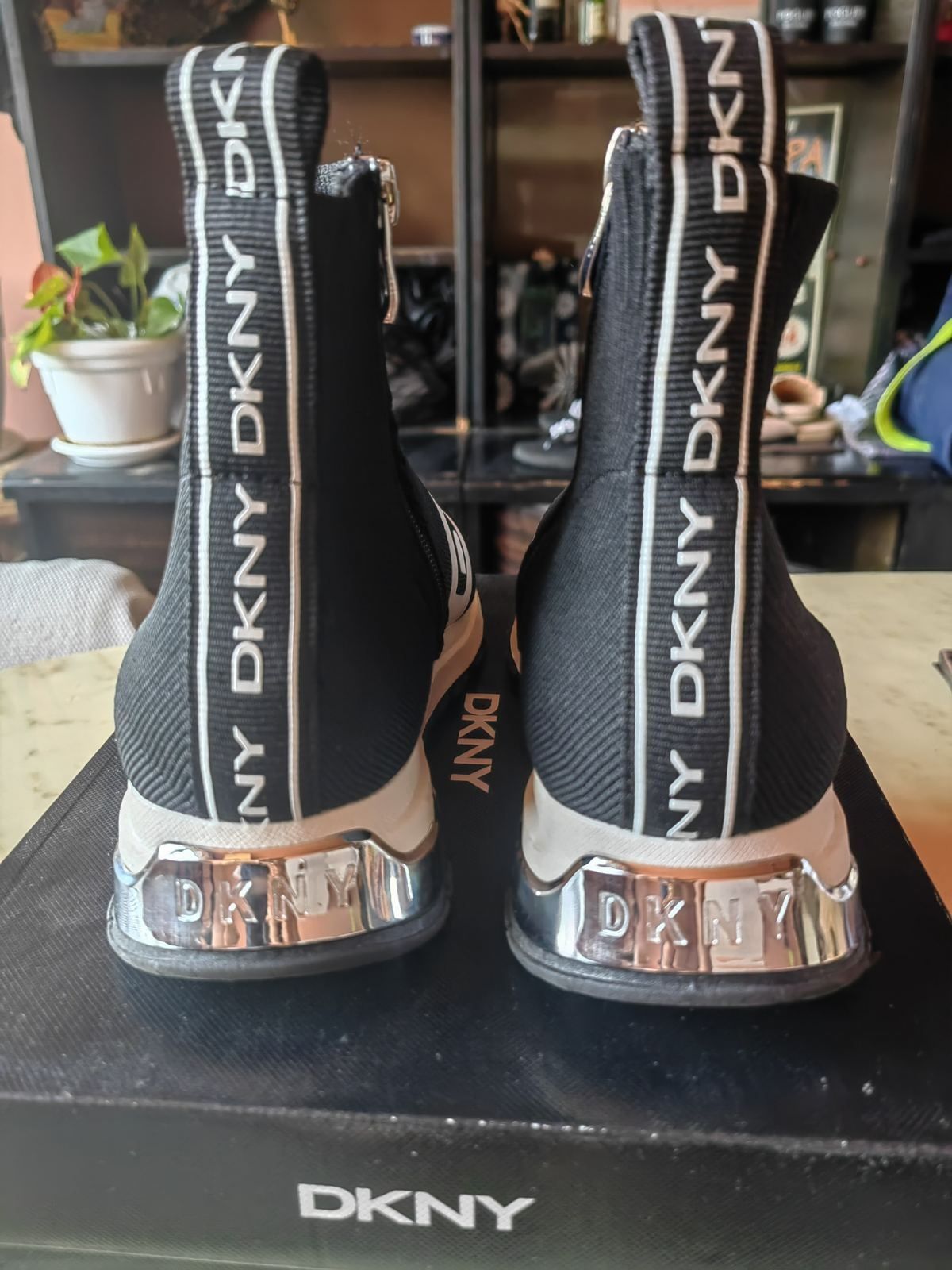 Нови сникърси DKNY