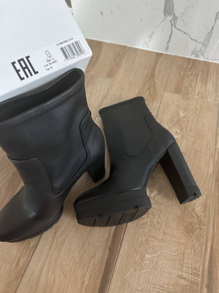 GUESS, Боти на ток 41