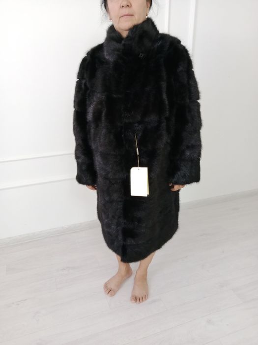 С этикеткой норковая шуба продается