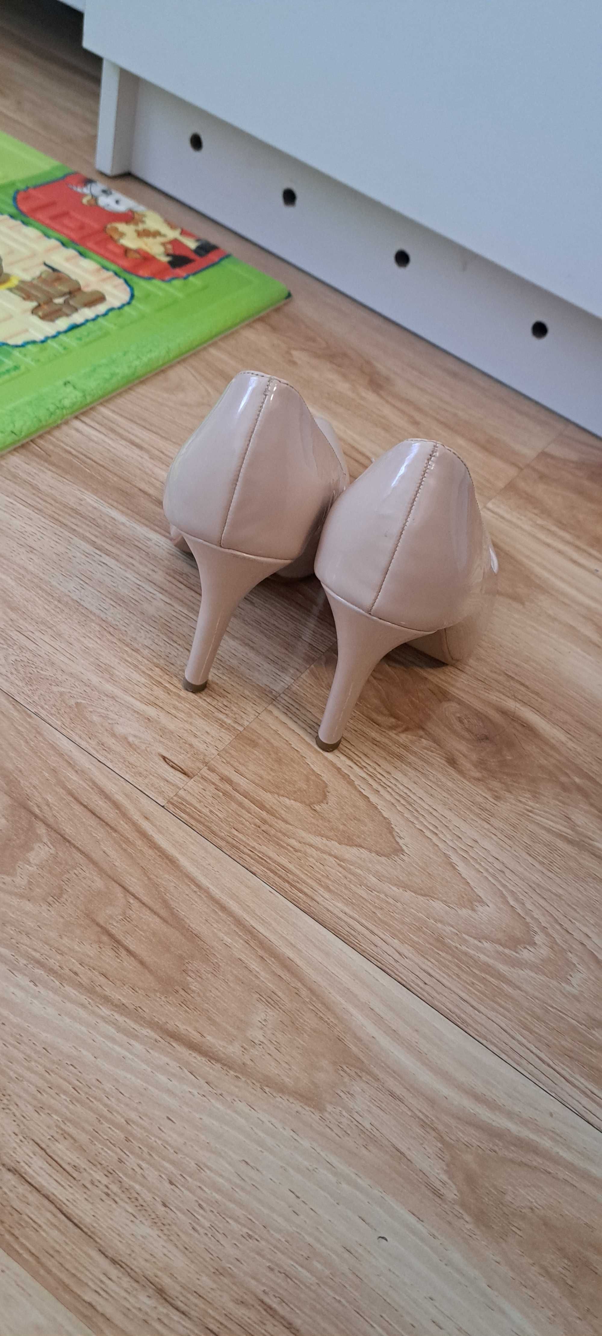 Pantofi stiletto