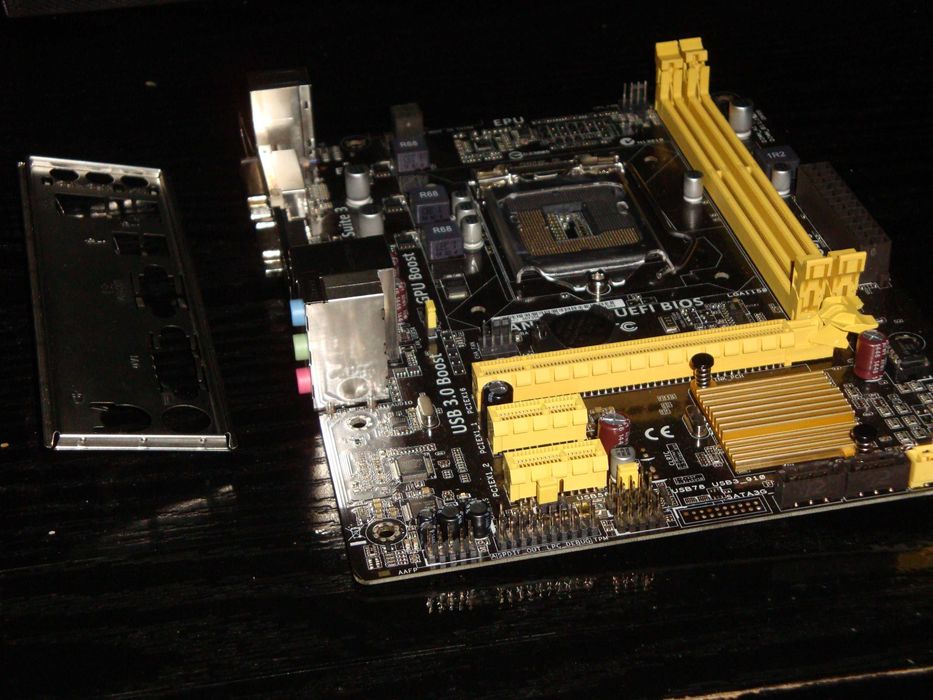Placa de baza Asus H81M-k sk 1150 pt i5 / i7 / i3 DDR3 VGA DVI USB 3.0