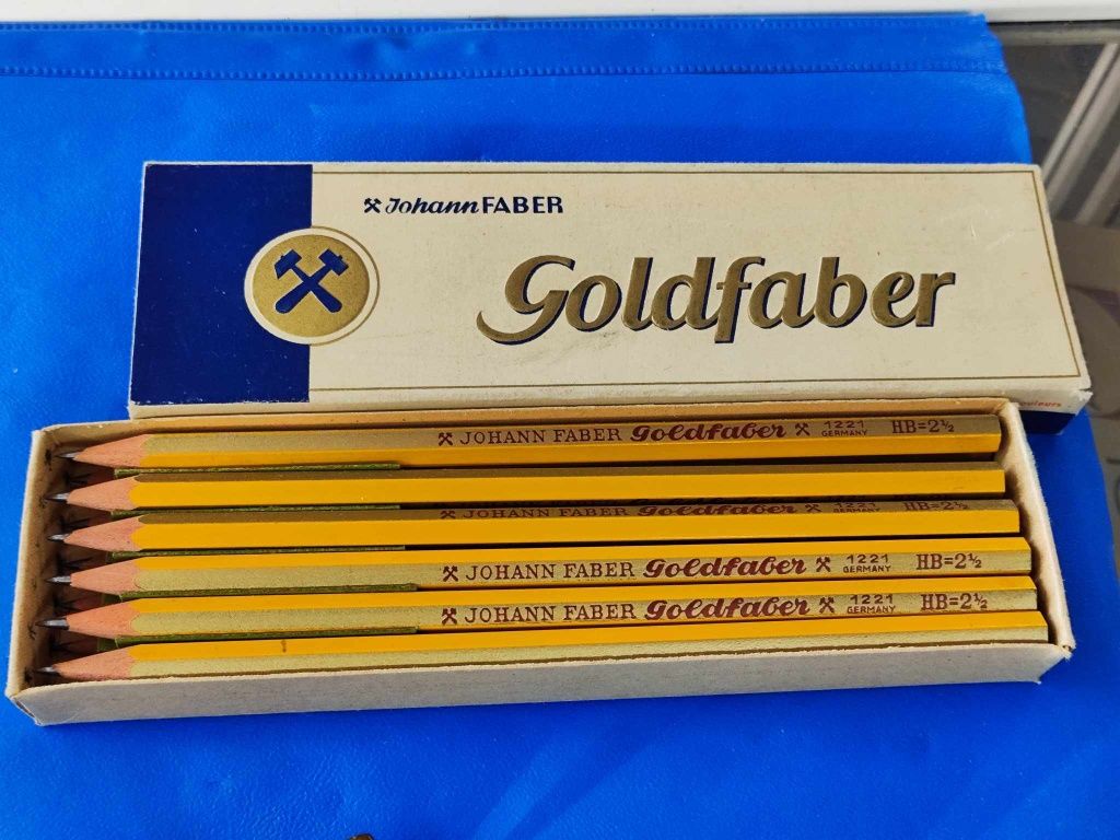 Моливи черни и цветни Goldfaber