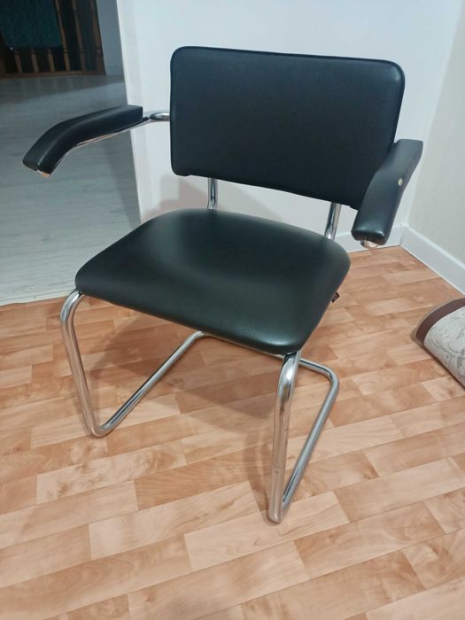 Стулья офисные черного цвета