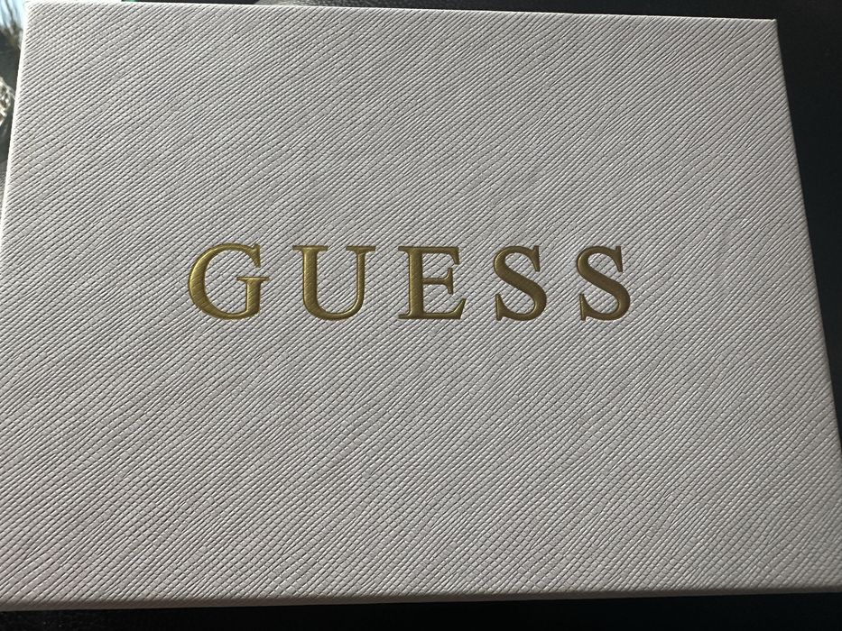 Чисто ново портмоне на guess