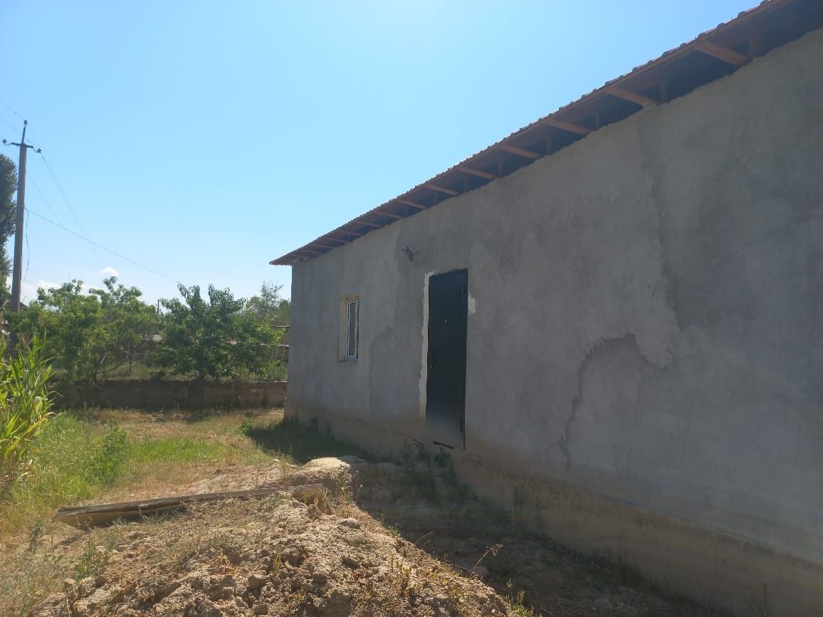 Uchastka sotiladi 6 sotix, 3 xonali 2023 yil qurilgan, kodastr tayyor