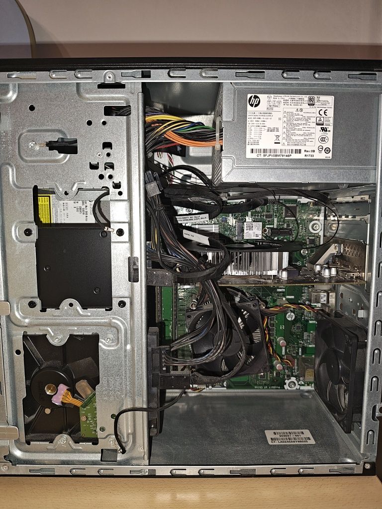 HP Desktop компютър
