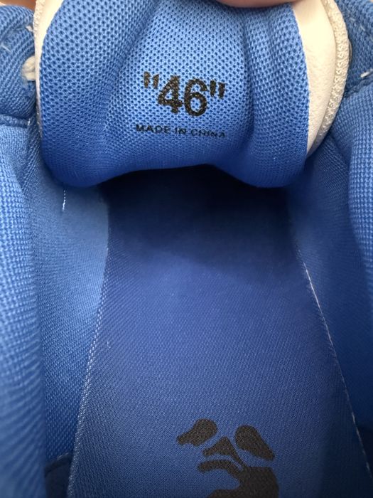 Off-White ,,for walking”