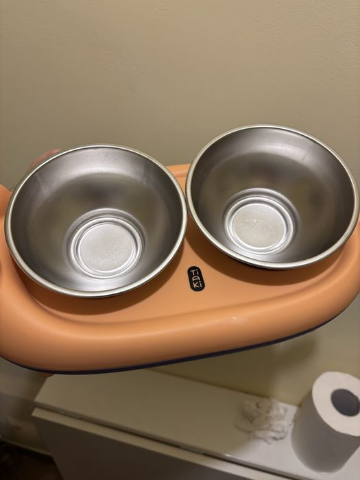 Boluri mancare pisici/catei cu suport plastic si picioare retractabile