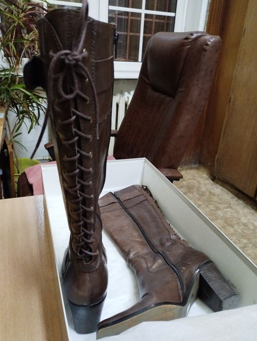 Дамски ботуши BATA oт телешка кожа.