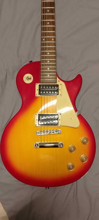 Продавам перфектна електрическа китара Epiphone Les Paul 100.