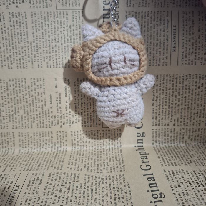Вязанный брелок таяки котик