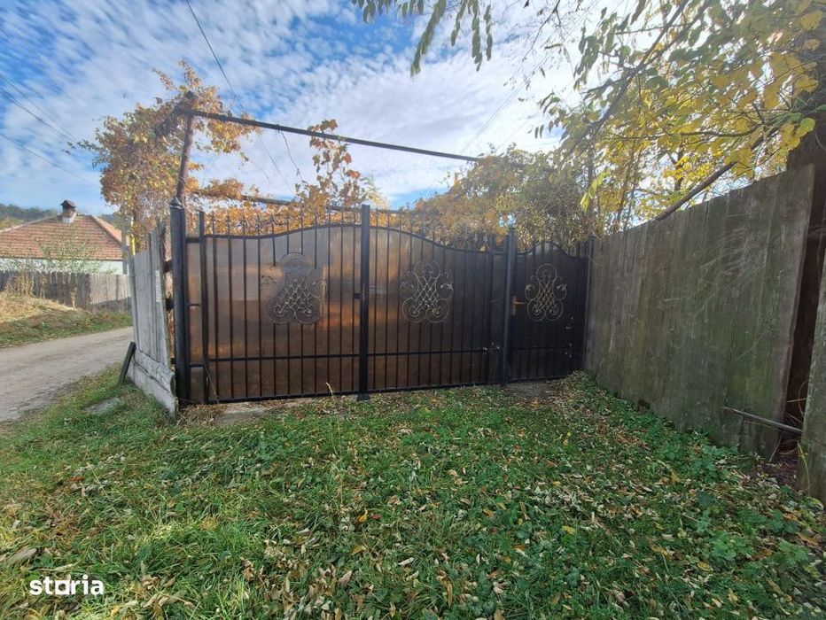 Casa batraneasca de vanzare – Comanesti, cartier Straja  la  5 minut