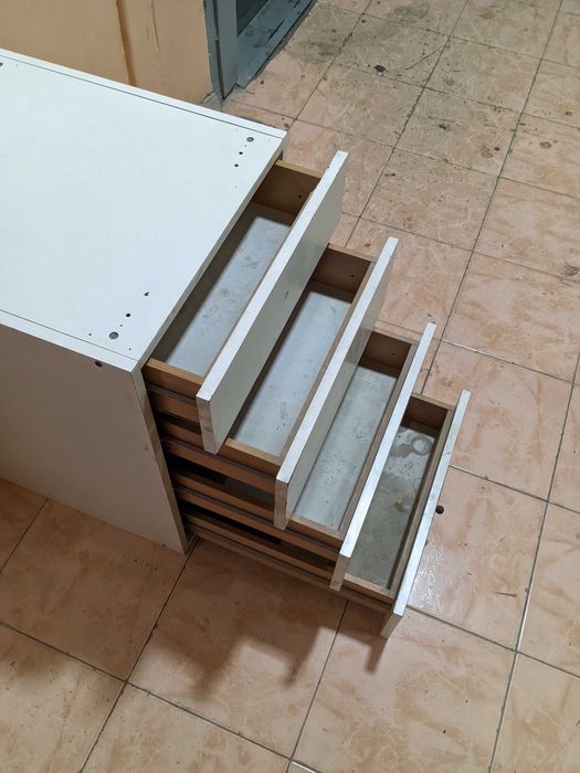 Шкаф. Тумба. С выдвижными полками.