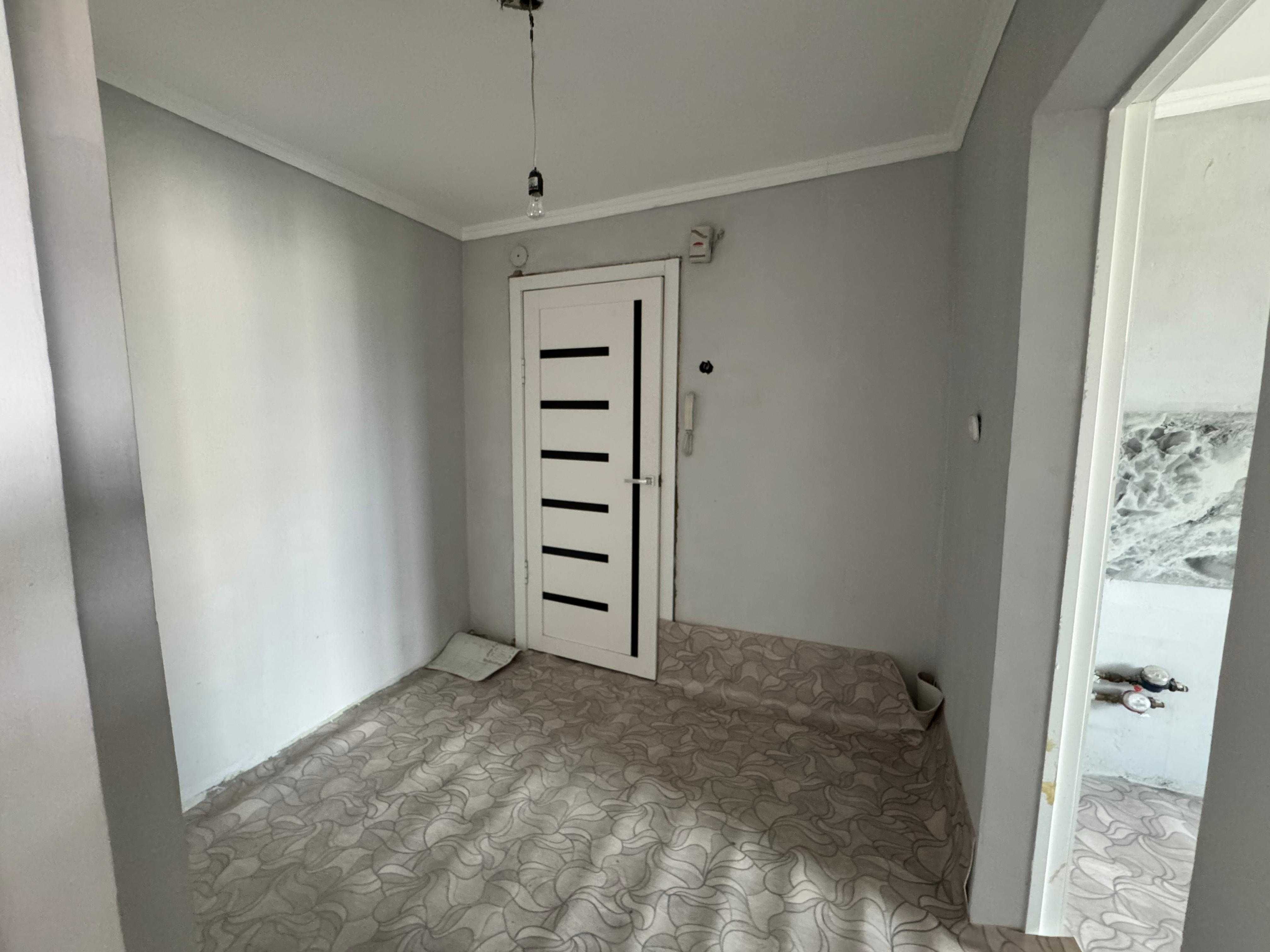 Продаём 2 комн. кв. - мкр. Восток -3 , дом 9 на 5/5 этаже