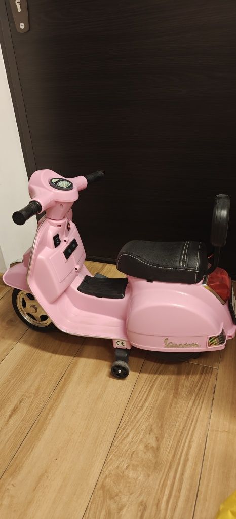 Scuter electric copiii VESPA (fetițe)