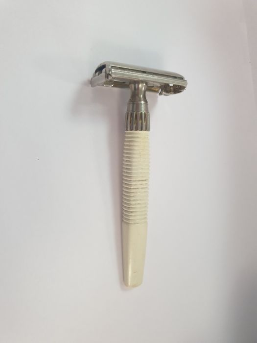Aparat ras Gillette vintage made in England metal si maner plastic alb