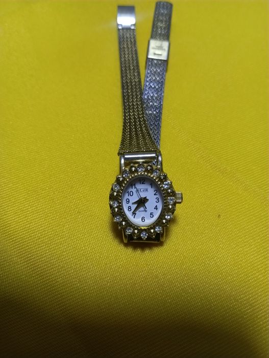 Bugor Quartz елегантен дамски часовник - 59 лв