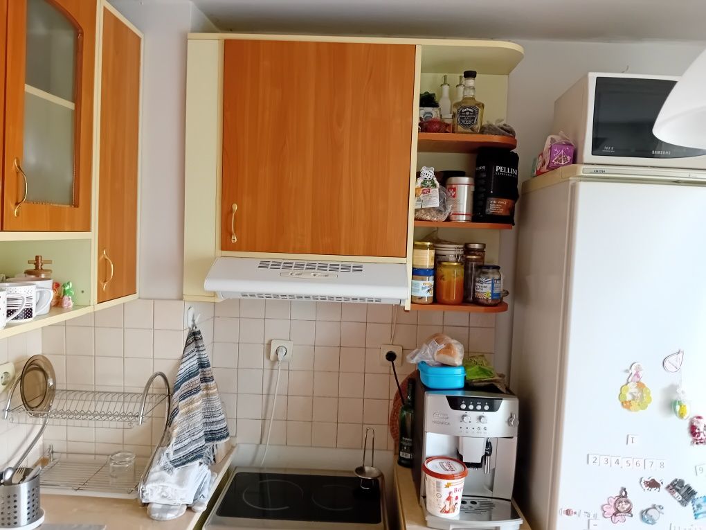 Продавам ъглови кухненски шкафове