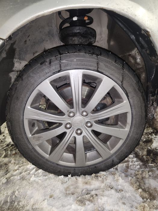 Резина зимняя в хорошем состоянии R17 215/50