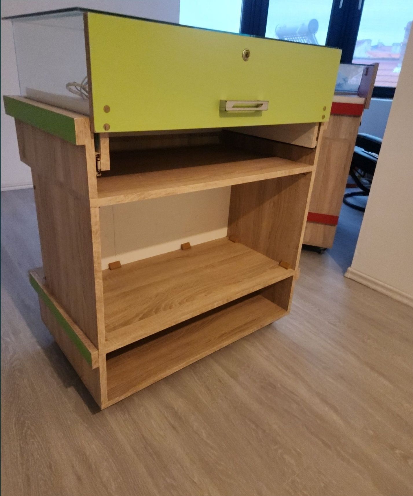 Vitrine prezentare rosu și verde impecabil