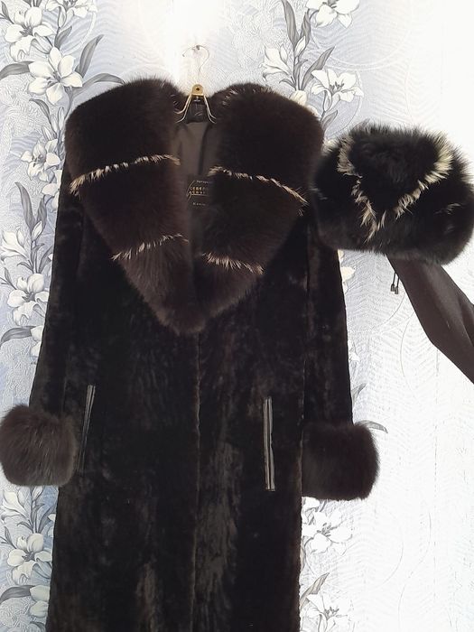 Продам женскую верхнюю одежду, шапка в подарок