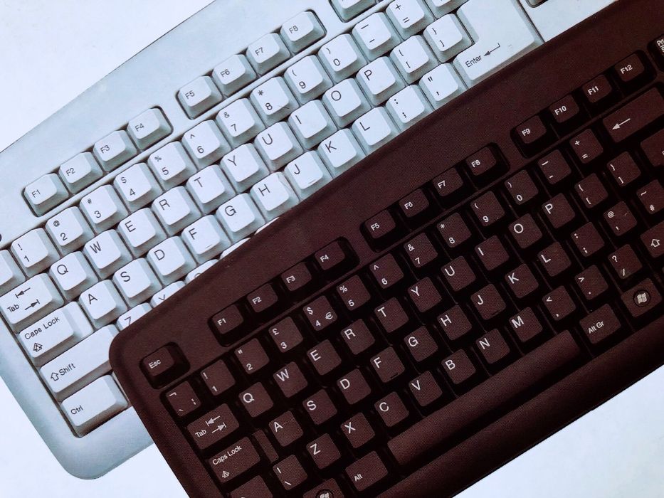 Черна стандартна клавиатура за компютър
