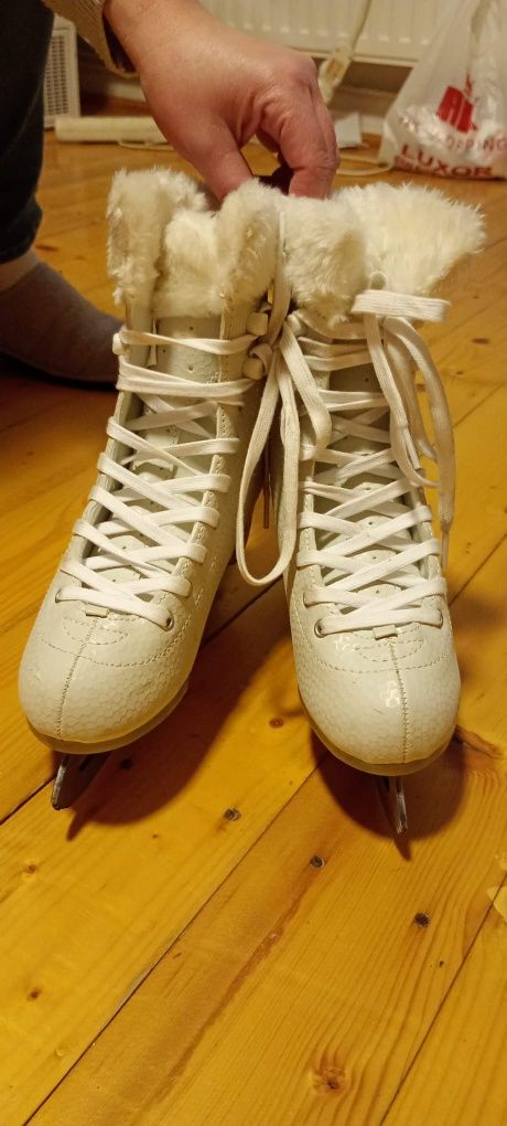 Patinoar  pentru fete-femei