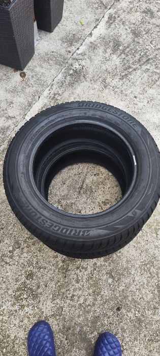 Vând 2 cauciucuri Bridgestone 225 60 R17