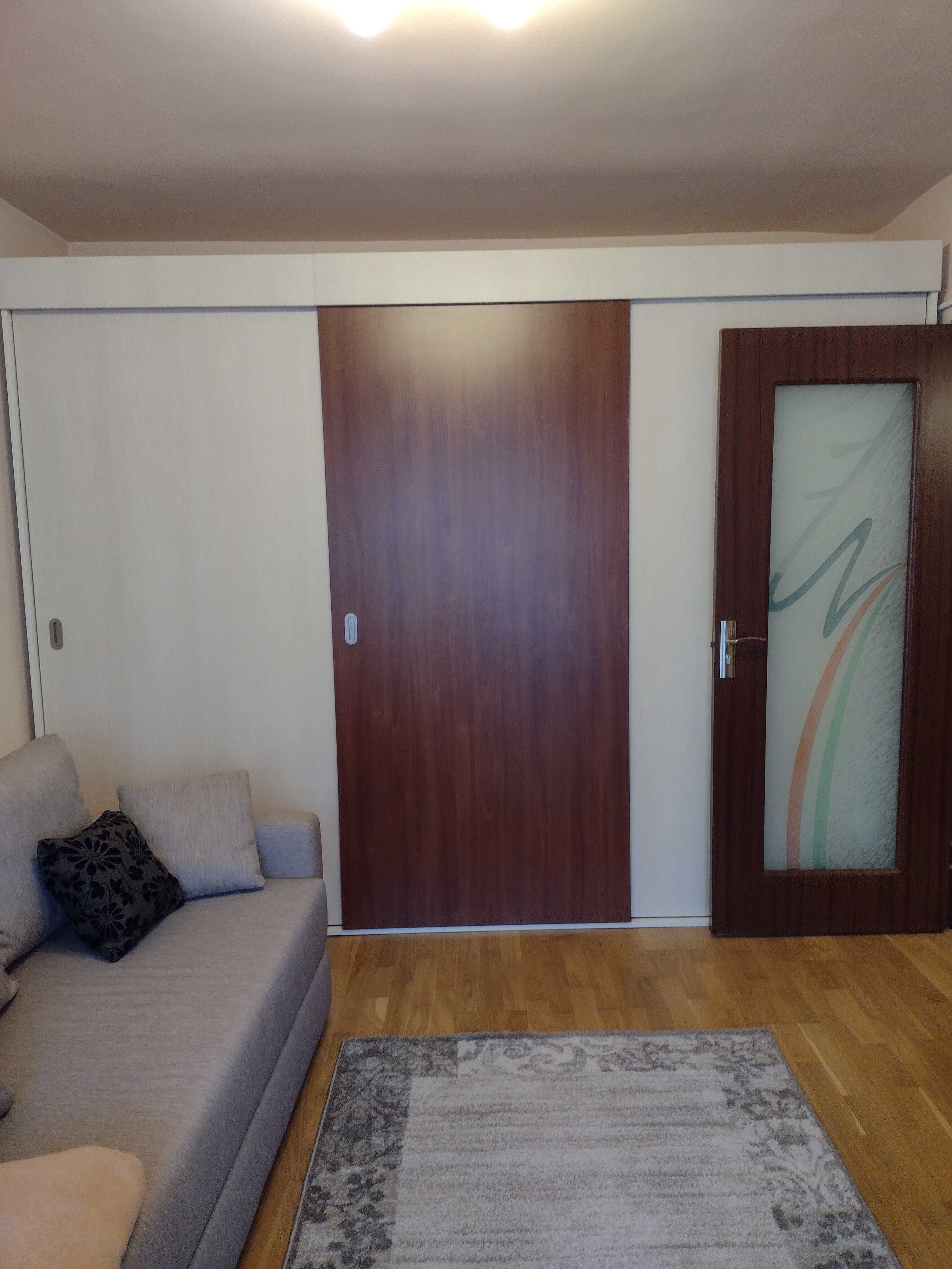 Ofer pentru inchiriere apartament cu o camera ( garsoniera)