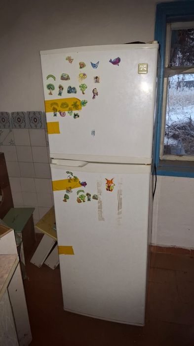 Холодильник, шкаф с кроватью