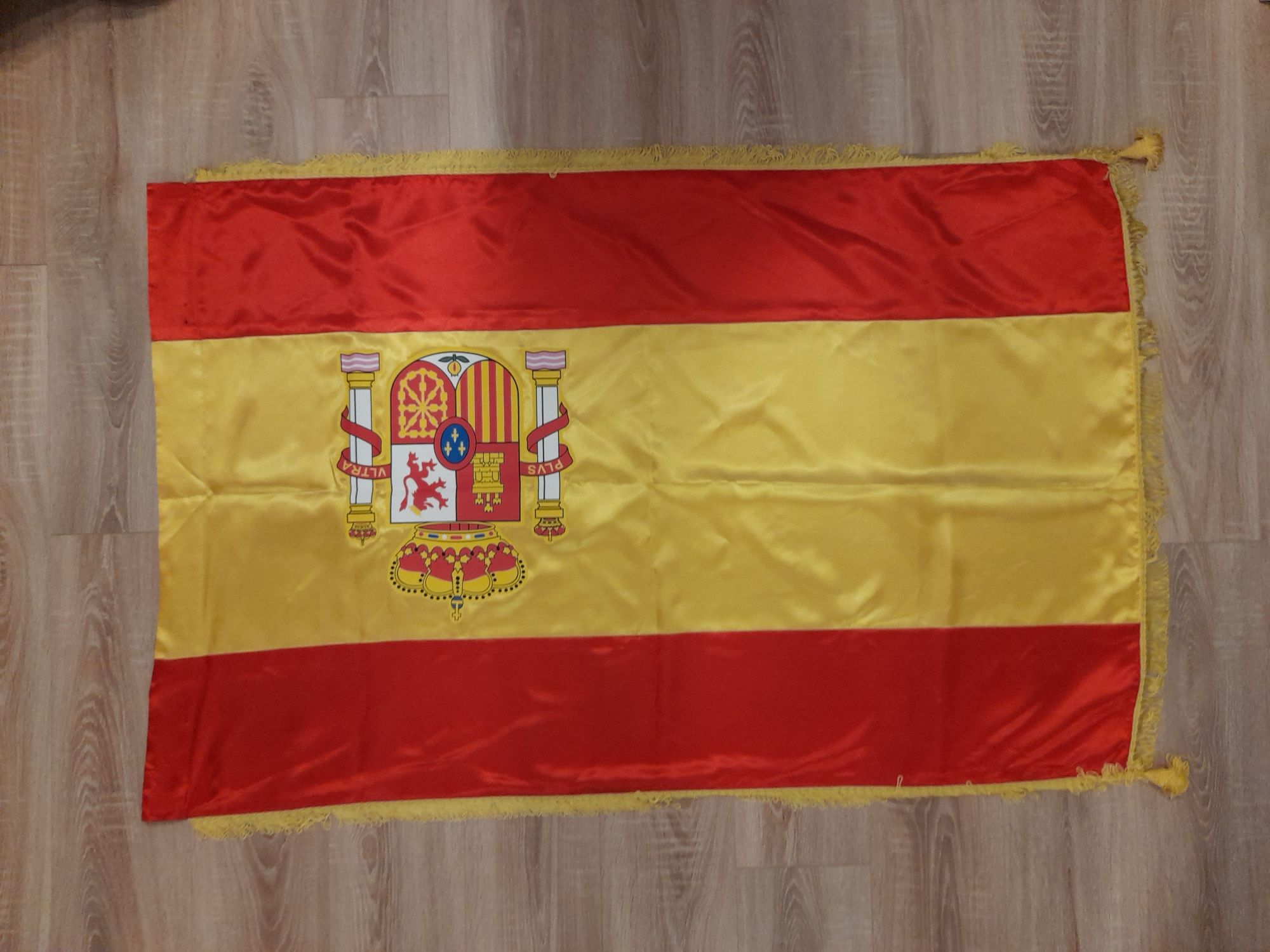 Vand drapeul UE și al Spaniei