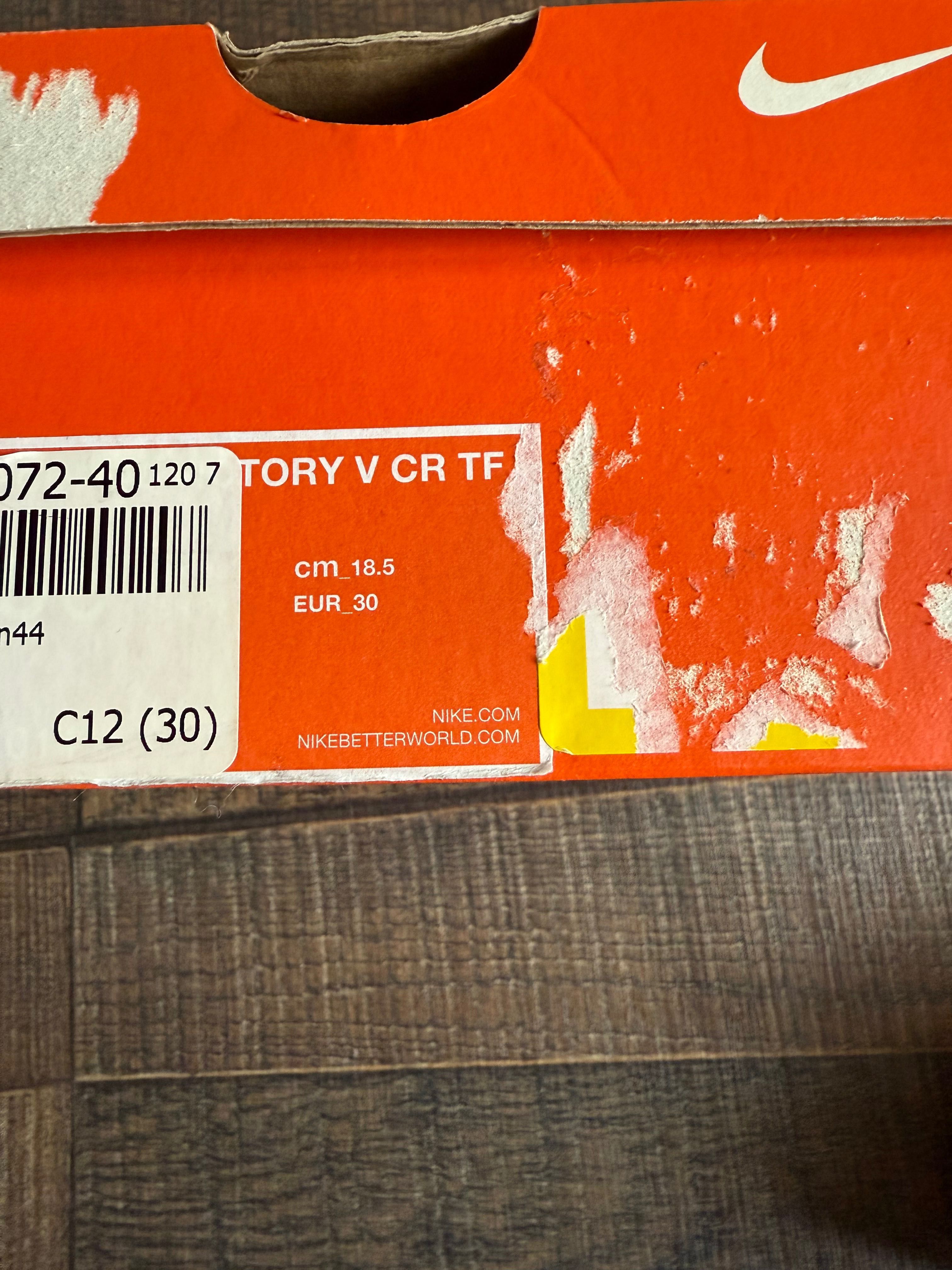Продавам футболни маратонки Nike CR7