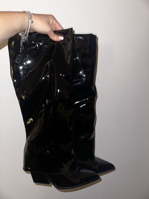 Високи ботуши с ток