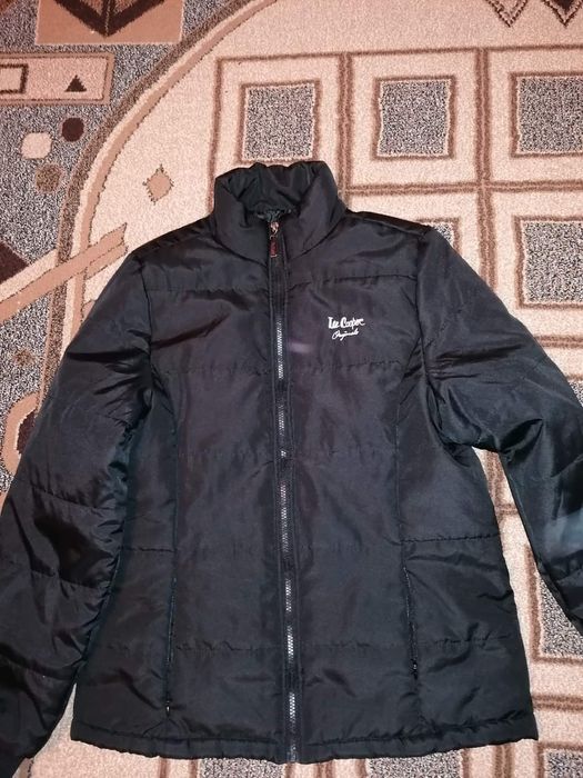 Vând geaca noua Lee Cooper