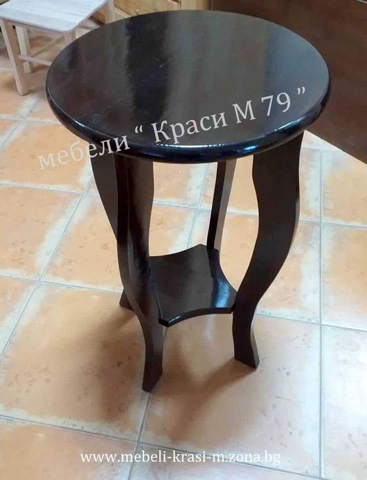 Масивна дървена масичка с два плота и колелца за лесно местене.Налична