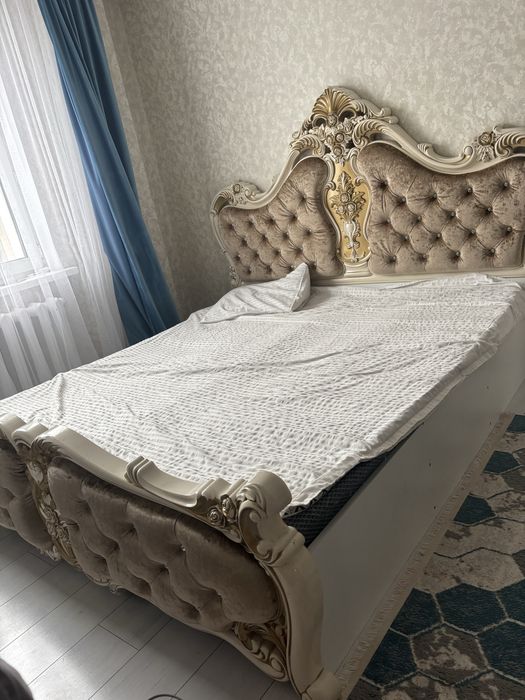 Продам двухспальнюю кровать 180/200 ! Красивая отличном состоянии !