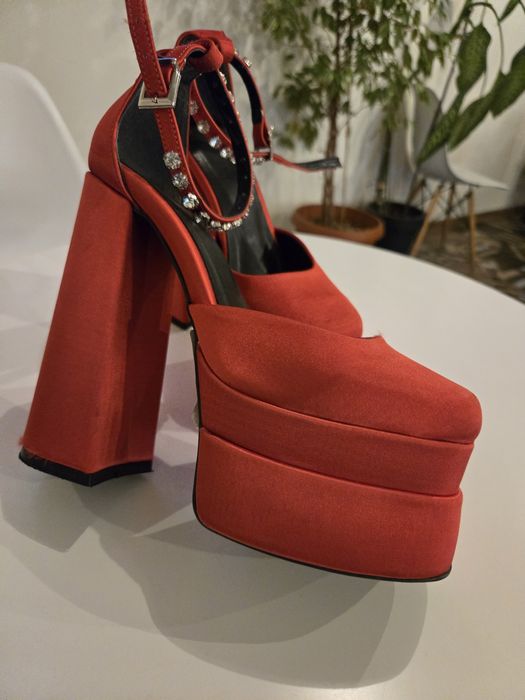 Червени обувки на платформа и висок ток Versace