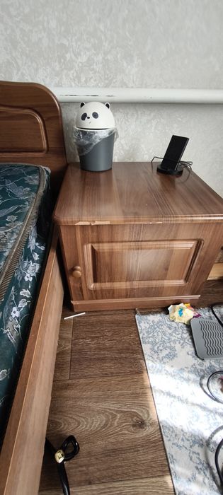 Кроват с тумбами.