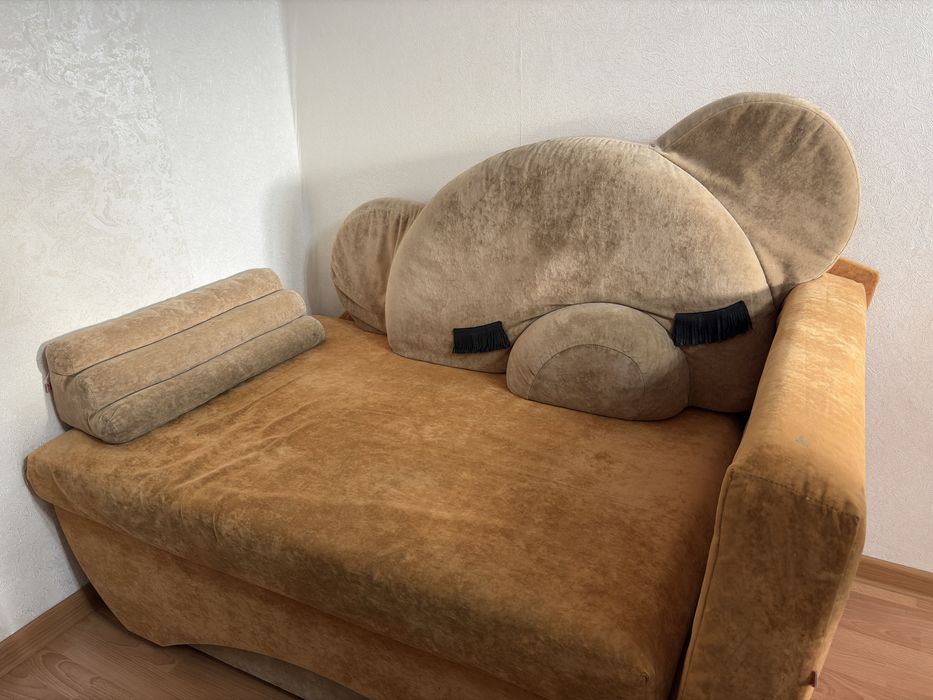 Продаю детскую кровать с мягким дизайном и вместительным ящиком.