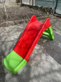 Детска червена пързалка