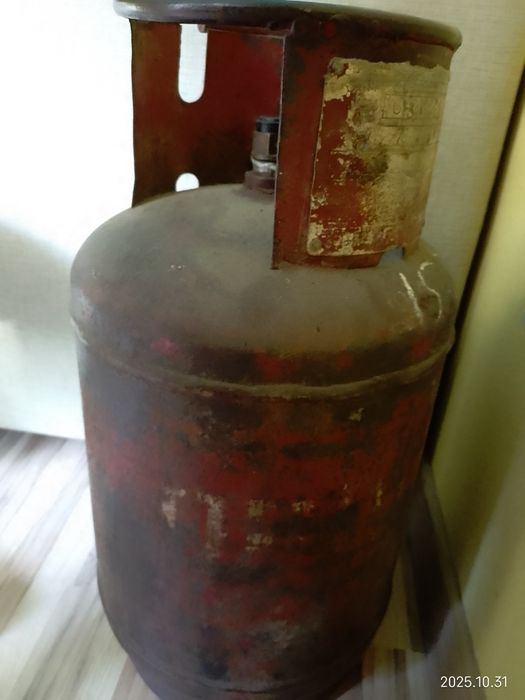 Газовый баллон, заправленный с редуктором и шлангом.