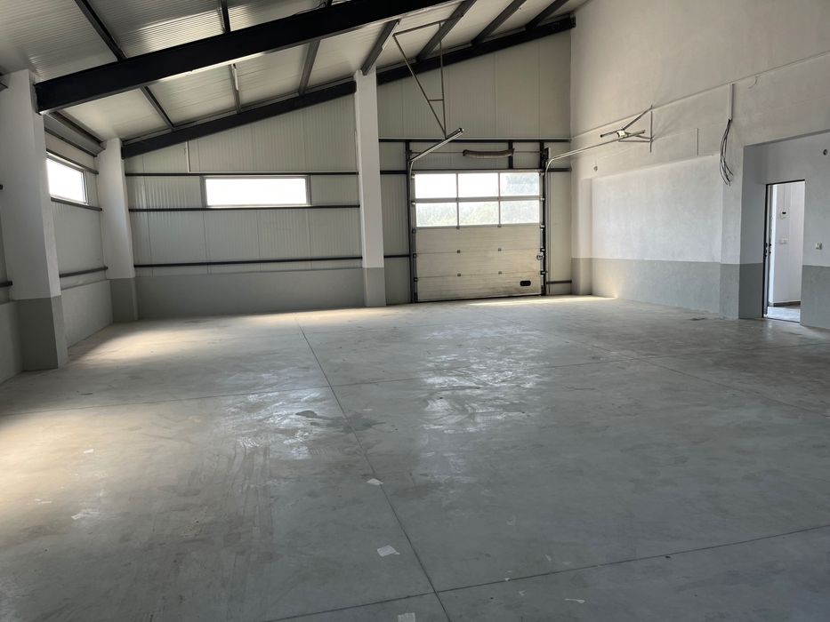 Самостоятелна сграда, склад и офиси, осигурени 10+ паркоместа