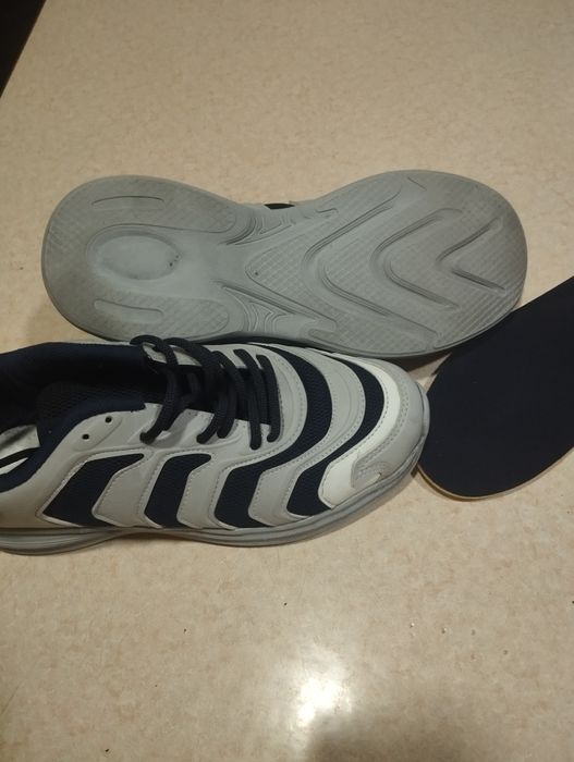 Продаю мужские кроссовки.