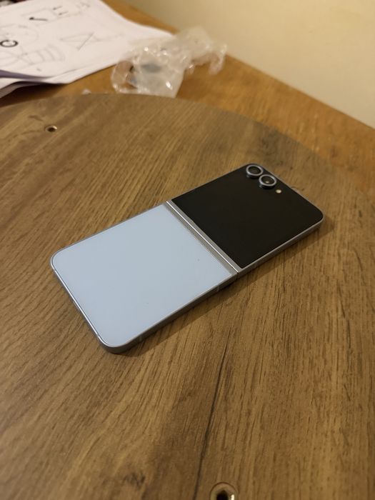 Samsung Galaxy Z Flip 6 – Stare bună, funcționează impecabil