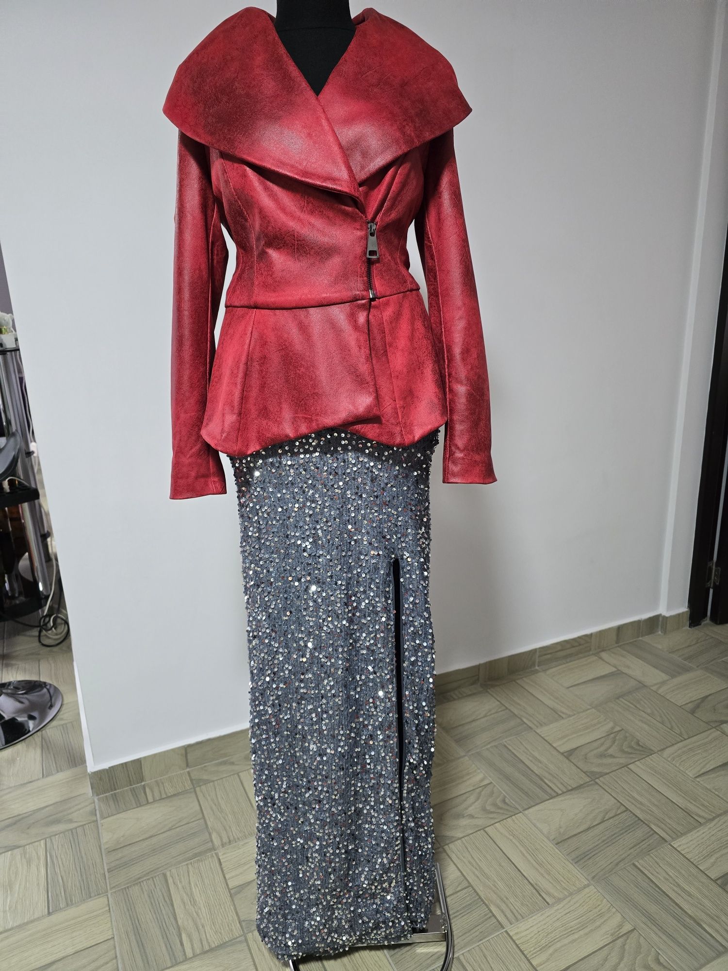 Rochie lunga argintie, model cu crapatura pe picior