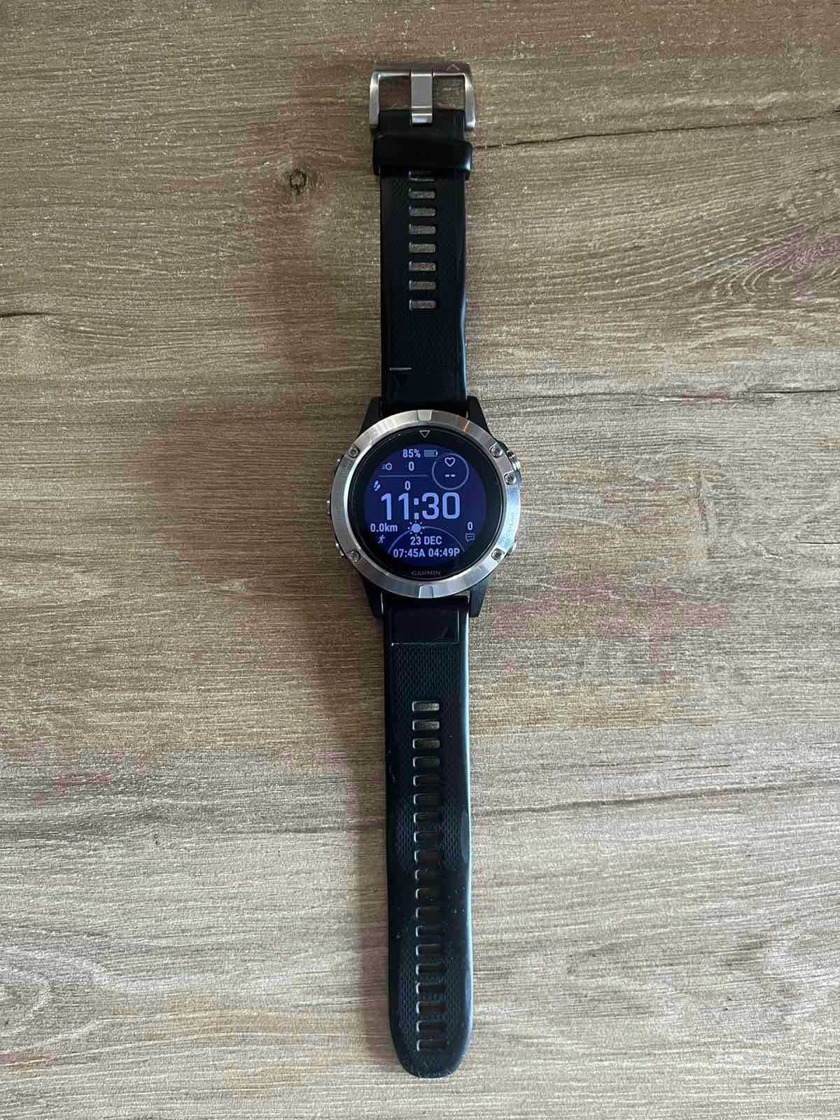 Garmin Fenix 5 - сребрист, 47 мм диаметър