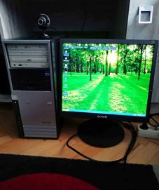 Продавам настолен компютър с монитор 