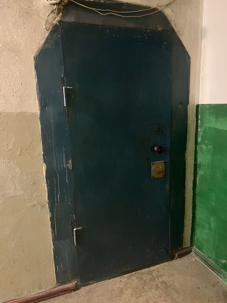 Продам железную дверь